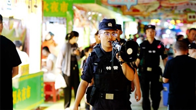 近期，鹽池縣公安局各派出所大力開展“見(jiàn)警察、見(jiàn)警燈、見(jiàn)警車”夏季治安隱患集中清查整治行動(dòng)。
    本報(bào)通訊員 劉華 攝