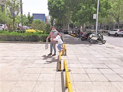 <p>　　光明廣場入口處安裝了欄桿。</p>