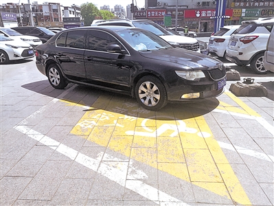 <p>　　銀川溫州商城門口停車場殘疾人專用泊位被占用。</p>