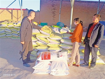 <p>　　楊彥昭（左）為種植戶送化肥。</p>