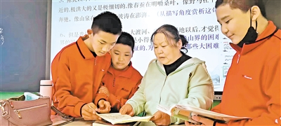 李華（右二）給學(xué)生傳授知識(shí)。<br/>　?。▓D片由受訪者提供）
