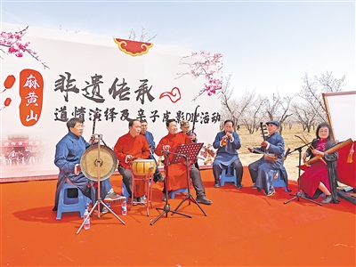     道情藝人在麻黃山演出。