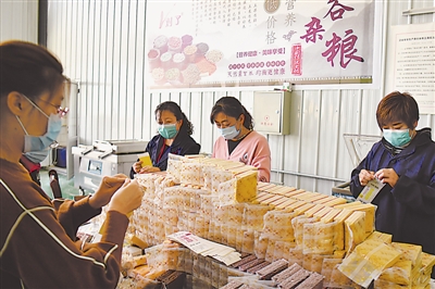 <p>　　鹽池縣“對了”雜糧食品公司工作人員在分裝小雜糧產(chǎn)品。我區(qū)企業(yè)積極履行好食品安全主體責(zé)任，嚴把市場準入關(guān)，保障市場供應(yīng)，暢通追溯渠道，確保老百姓“吃得放心、用得安心”。</p>