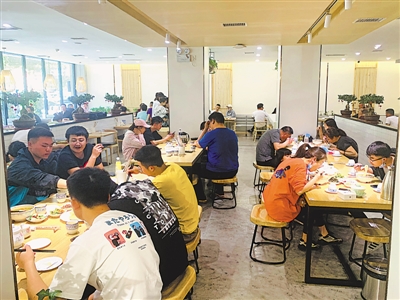 <p>　　吳忠市利通區(qū)一早茶拉面館恢復(fù)往日人氣。利通區(qū)開展電商美食節(jié)活動，近百家餐飲店參與，為顧客每人發(fā)放50元餐飲電子消費券是活動最大亮點。</p>