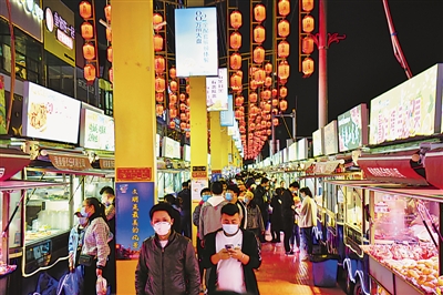 <p>　　充滿煙火氣的銀川市西夏區(qū)懷遠夜市人氣火爆。銀川市多措并舉，在做好疫情防控的同時，積極推出夜間餐飲、旅游、文化娛樂等消費活動，逐步恢復(fù)“夜經(jīng)濟”發(fā)展，不斷擴大內(nèi)需，提升城市活力?！”景鎴D片均本報記者　王鼎　攝</p>