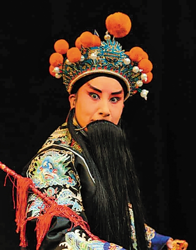 <p>　　屈連英在演出中。</p><p>　?。▓D片由受訪者提供）</p>