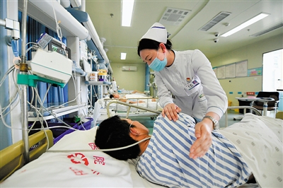 <p>　?、唷∈焐绞械诙嗣襻t(yī)院重癥醫(yī)學(xué)科（ICU）護士長、第三批寧夏援助湖北醫(yī)療隊隊員吳麗正在為久臥病床的病人拍打后背。</p>