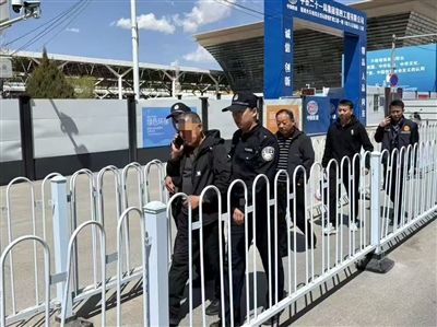 鹽池縣人民法院執(zhí)行干警聯(lián)合銀川站派出所民警火速布控，將藏匿的被執(zhí)行人魏某截獲并采取司法拘留措施。  受訪單位供圖