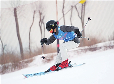     運動員猶如“雪上飛”。本報記者　高曉剛  攝