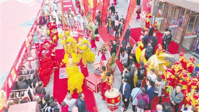 <p>　　10月1日，“雙節(jié)”來臨，銀川到處洋溢著喜慶的氣氛。一大早，興慶區(qū)鼓樓步行街就熱鬧非凡。一支從賀蘭縣趕來的舞獅隊(duì)的精彩表演，將歡樂的氣氛推向高潮。</p><p>　　本報(bào)記者　錢建忠　攝　</p>
