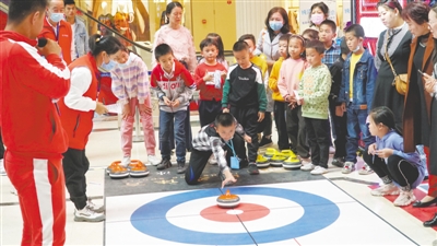 <p>　　10月1日，“雙節(jié)”長假第一天，銀川市金鳳區(qū)2020年“禮贊華誕·燃情中秋”秋季冰雪運(yùn)動(dòng)嘉年華首場(chǎng)活動(dòng)拉開帷幕。</p><p>　　本報(bào)記者　王剛　攝　</p>