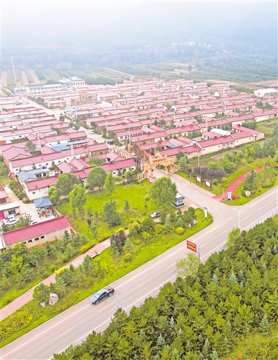     依托六盤山國家森林公園、老龍?zhí)毒皡^(qū)等生態(tài)資源，涇源縣大力發(fā)展農(nóng)家樂，帶動(dòng)村民增收致富。