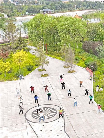     清水河流過固原市原州區(qū)，河道兩岸生態(tài)優(yōu)美，成為市民的休閑場所。