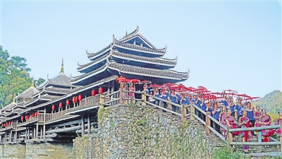     8月26日，三江侗族自治縣程陽八寨景區(qū)。程陽八寨位于三江侗族自治縣林溪鎮(zhèn)，立足中國侗族原生態(tài)旅游資源，通過旅游銷售油茶、茶葉、侗族工藝品等提高群眾收入。