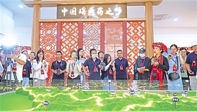     8月24日，記者一行走進“中國瑤醫(yī)藥之鄉(xiāng)”廣西來賓市金秀瑤族自治縣。