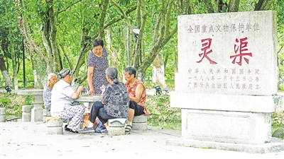     靈渠位于廣西壯族自治區(qū)桂林市興安縣，全長36.4公里，是連接長江流域和珠江流域的一條古代運河。水清岸綠渠暢景美，每年吸引游客100多萬人次。
