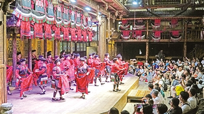     8月27日，在廣西桂林市龍勝各族自治縣龍脊鎮(zhèn)黃洛瑤寨，紅瑤姑娘表演曬紅衣，紅瑤梳長發(fā)等特色活動。黃洛瑤寨共有83戶，348人，獲評“首批中國少數(shù)民族特色村寨”。