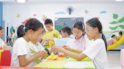     柳州市三江侗族自治縣古宜鎮(zhèn)南站社區(qū)兒童活動室，小朋友在玩游戲。